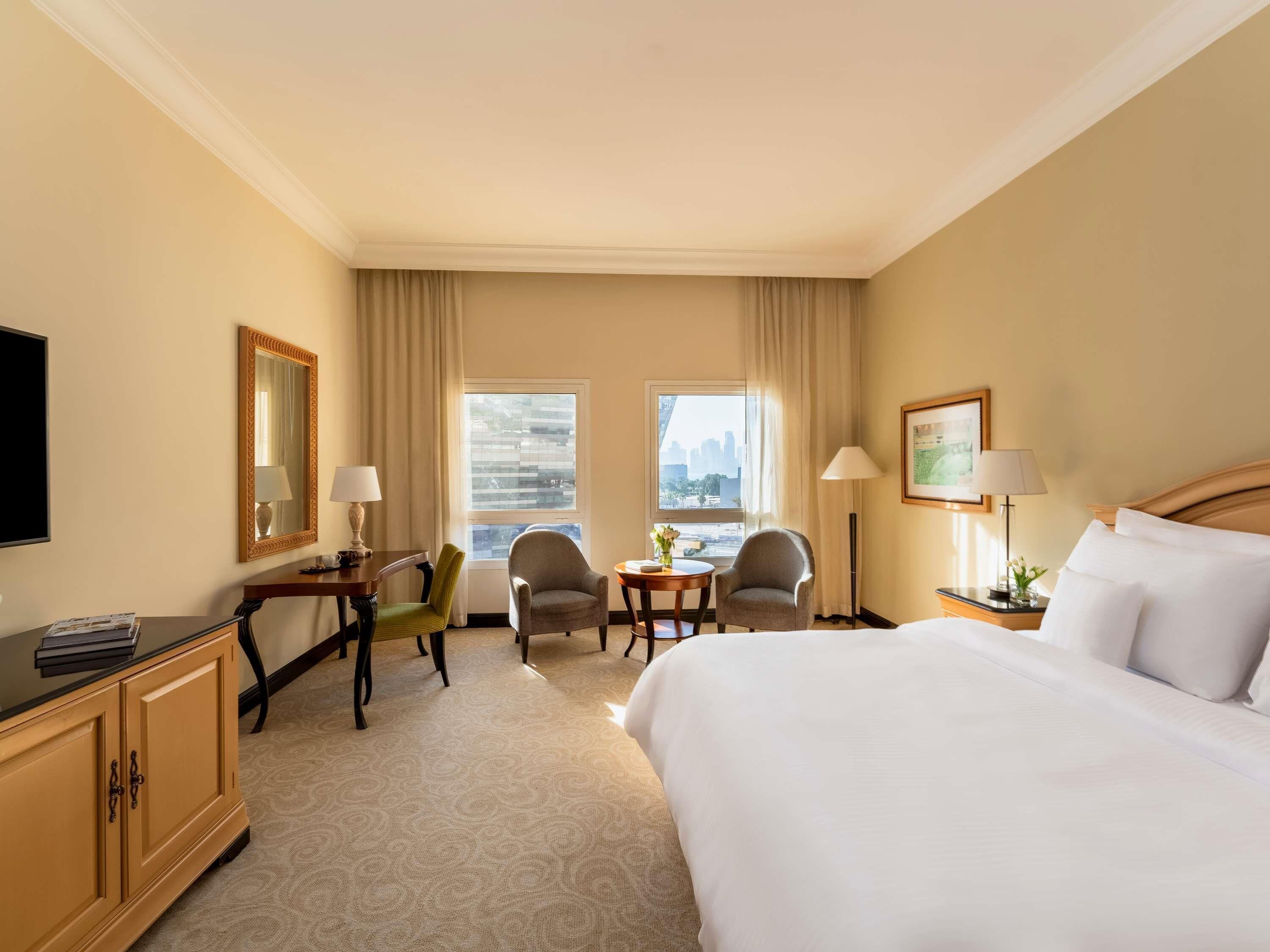 Deluxe Room, 1 King Bed | Minibar, in-room safe, desk, soundproofing