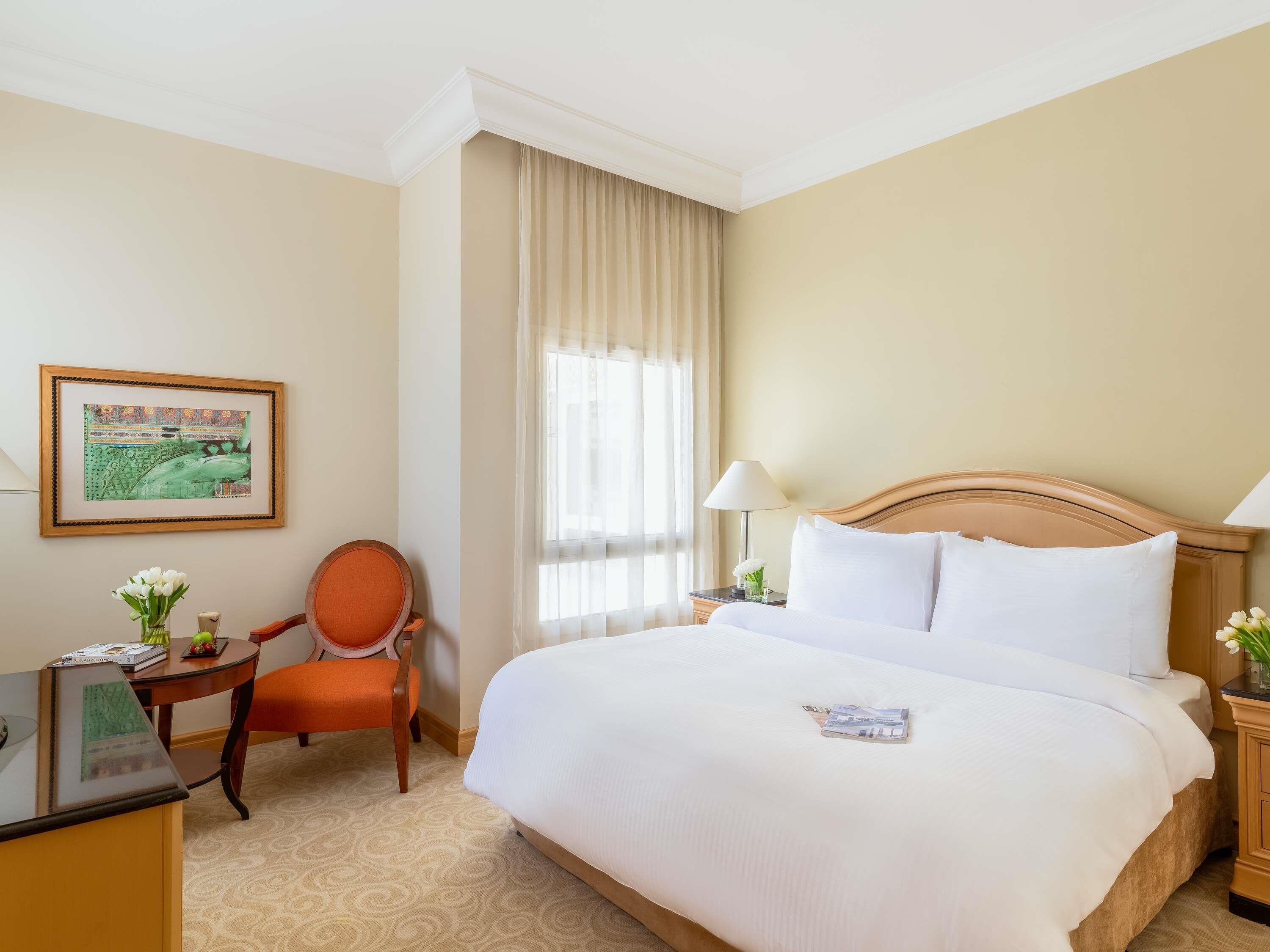 Business Suite, 1 King Bed | Minibar, in-room safe, desk, soundproofing