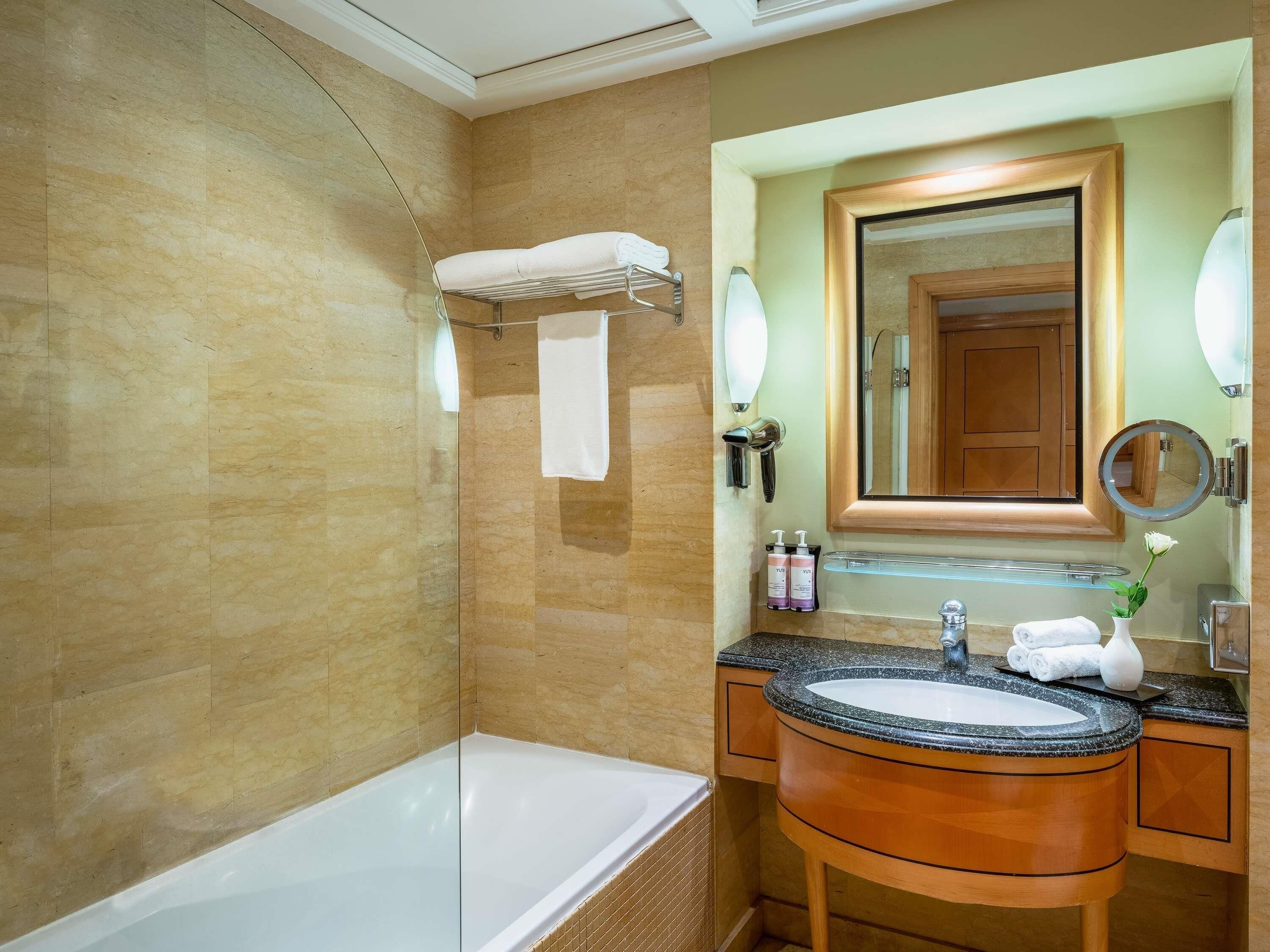 迷你吧、客房內保險箱、書桌、隔音