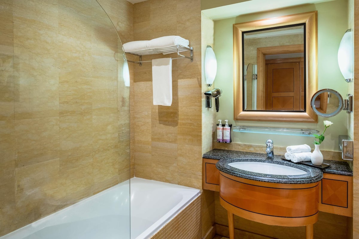 1 bedroom, minibar, in-room safe, desk