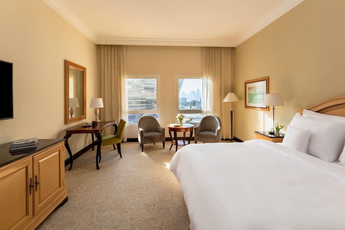 Deluxe-rum - 1 kingsize-säng | Minibar, värdeförvaringsskåp på rummet, skrivbord och ljudisolering