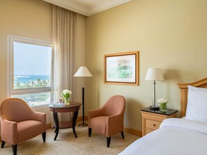 Minibar, in-room safe, desk, soundproofing - Mövenpick Hotel Doha (Doha)