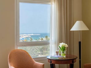 Deluxe Twin Room, 1 Twin Bed | 1 bedroom, minibar, in-room safe, desk