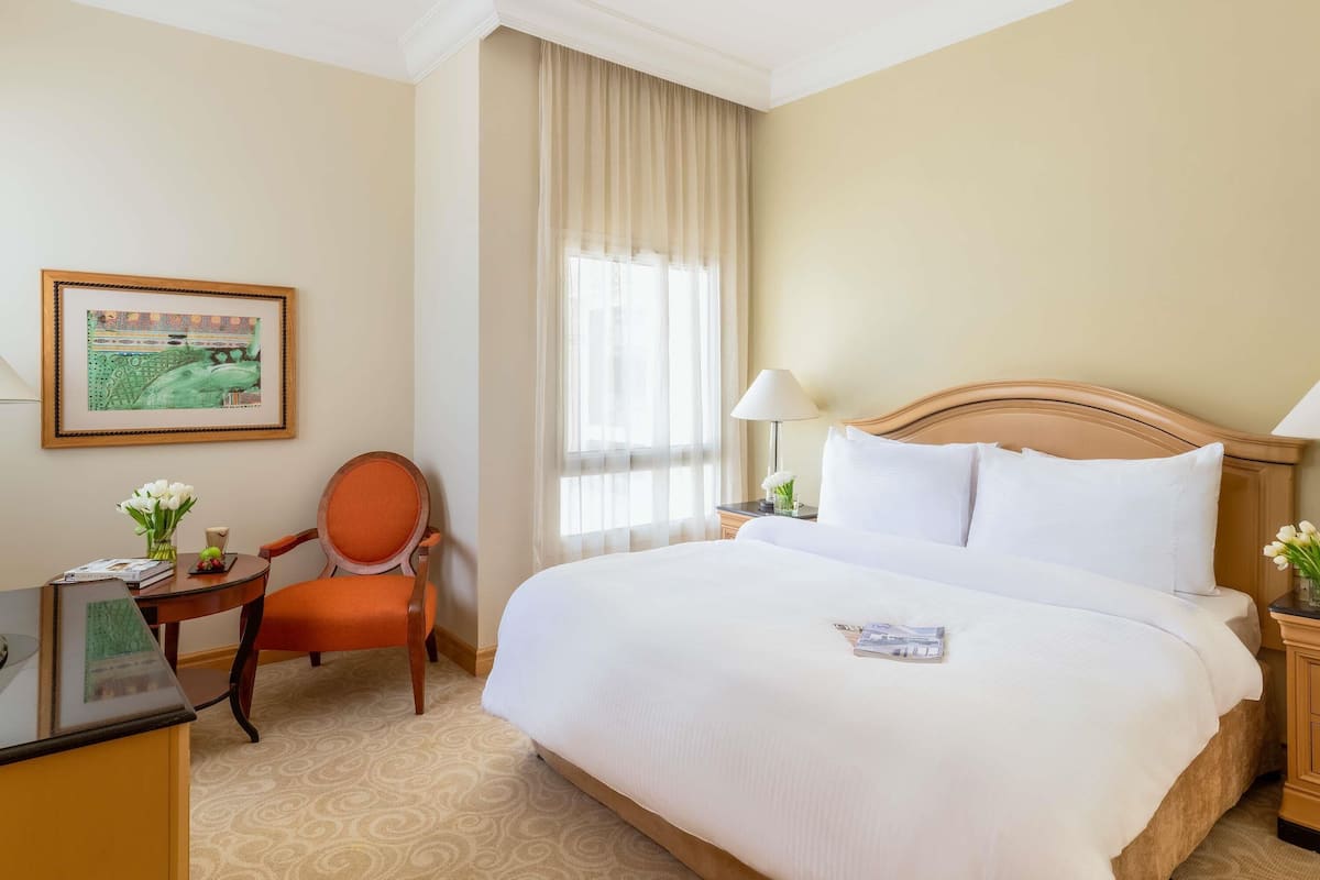 Business Suite, 1 King Bed | Minibar, in-room safe, desk, soundproofing