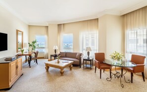 Minibar, in-room safe, desk, soundproofing - Mövenpick Hotel Doha (Doha)