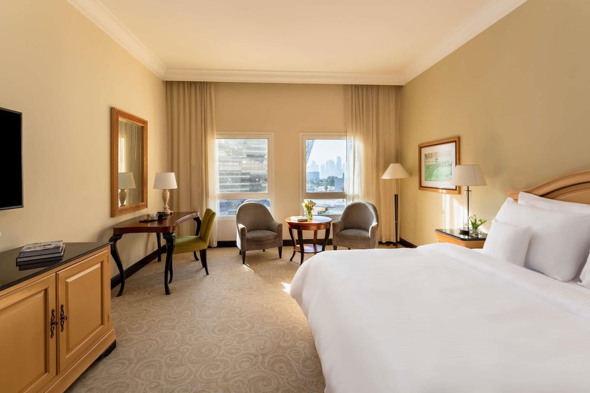 Deluxe Room, 1 King Bed | Minibar, in-room safe, desk, soundproofing