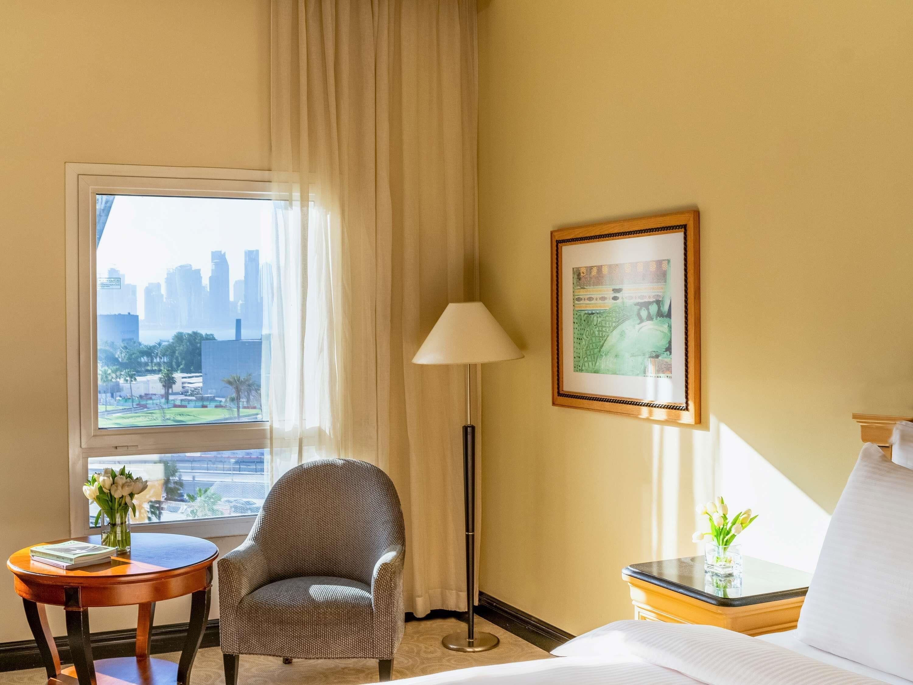 迷你吧、客房內保險箱、書桌、隔音