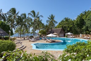 3 piscinas al aire libre, sombrillas, tumbonas