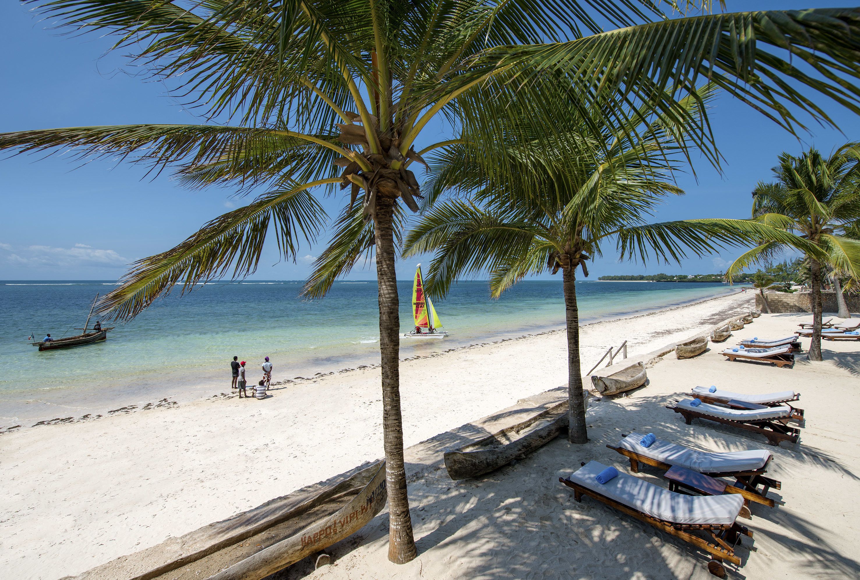 位於海灘上、白沙、躺椅、遮陽傘