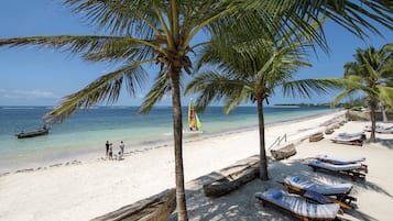 Plage, sable blanc, chaises longues, parasols
