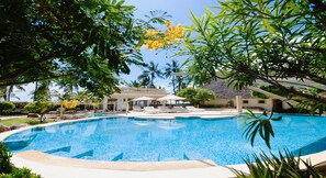 3 piscinas al aire libre, sombrillas, tumbonas