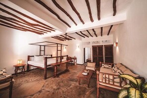 Seprai premium, minibar, brankas, dan meja kerja