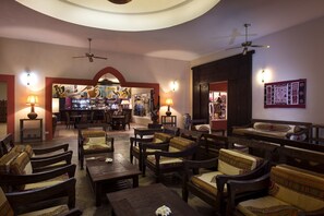 4 bares, 2 bares en la playa y bar junto a la piscina