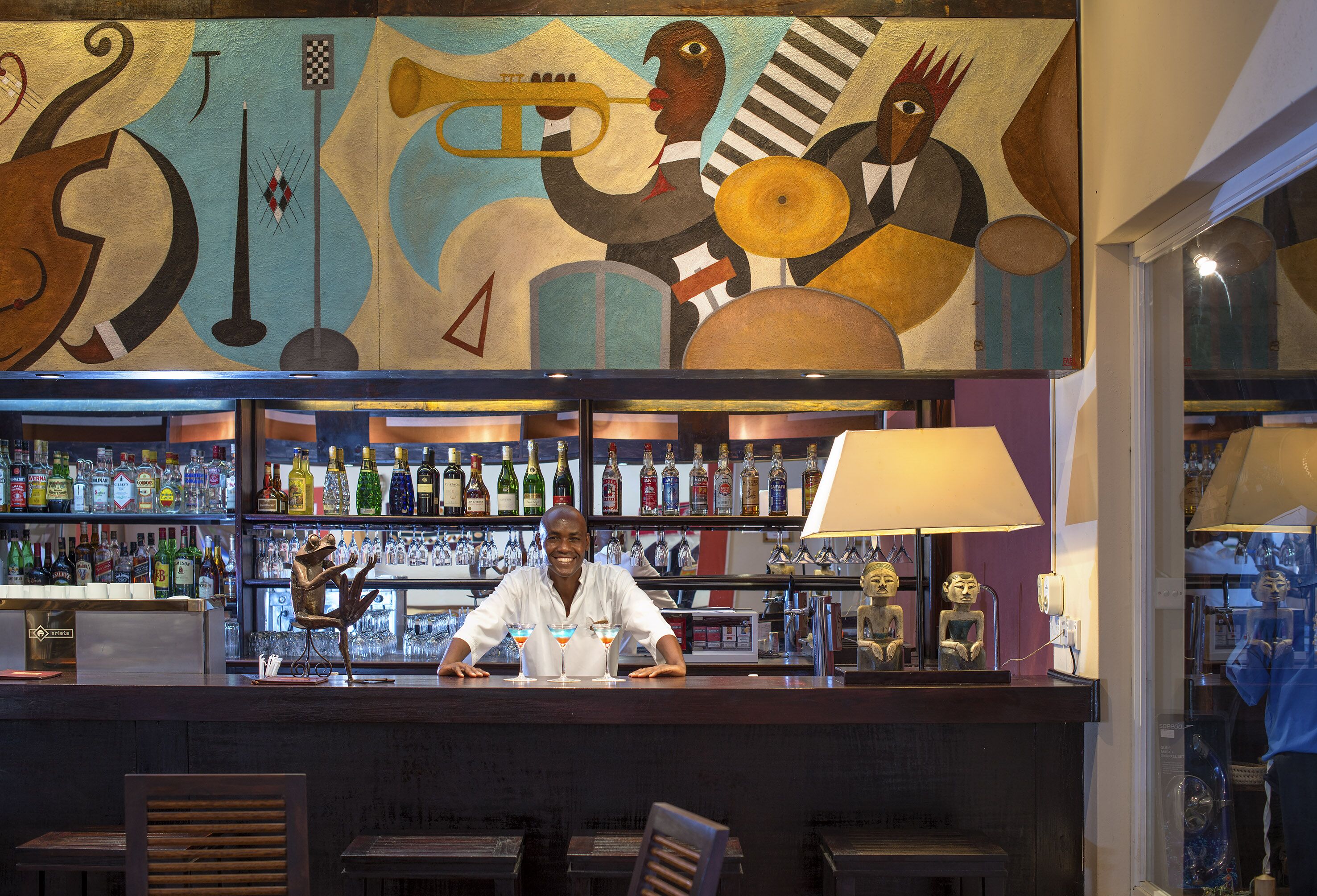 4 bars/lounges, 2 beach bars, poolside bar