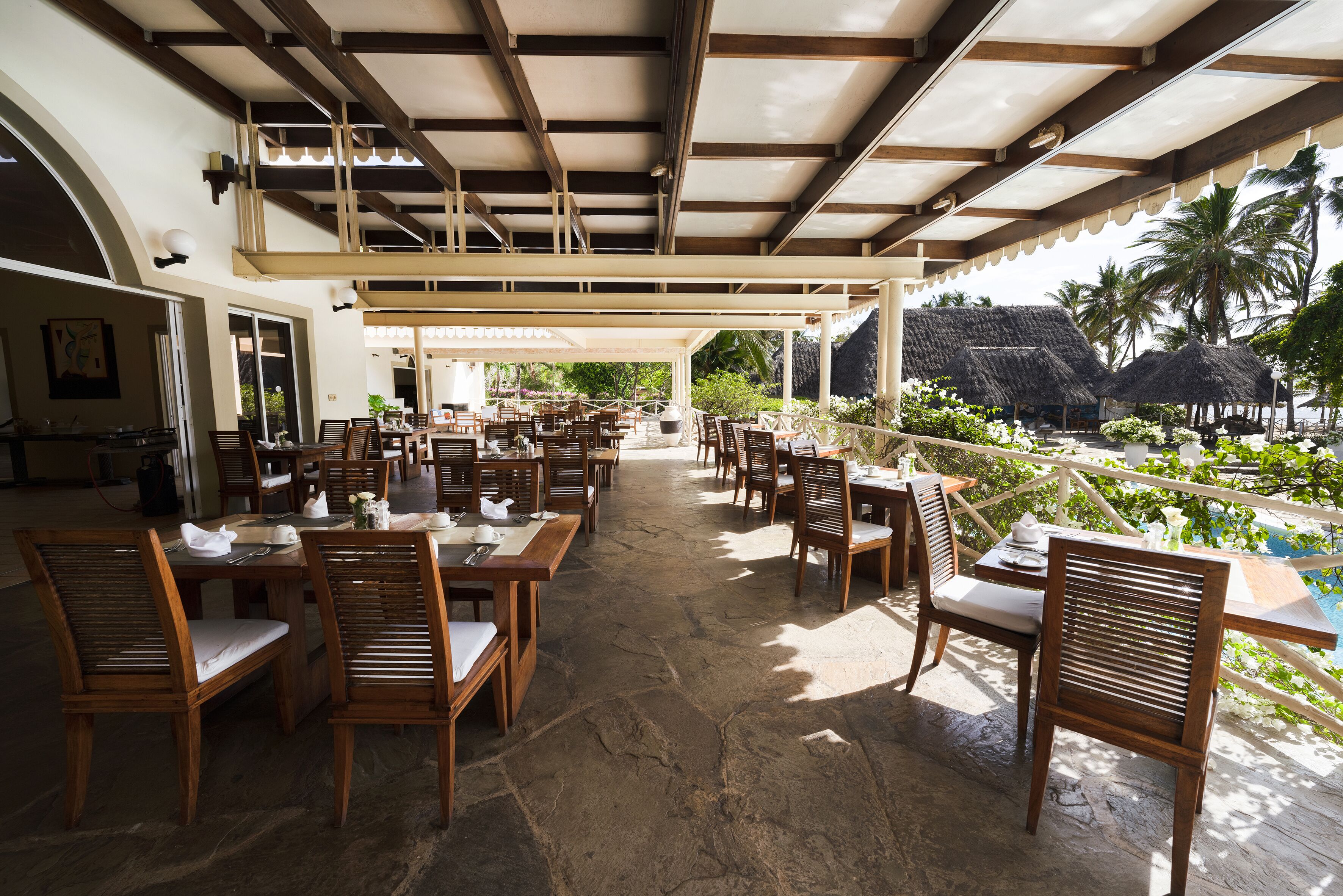 3 restaurants, breakfast served