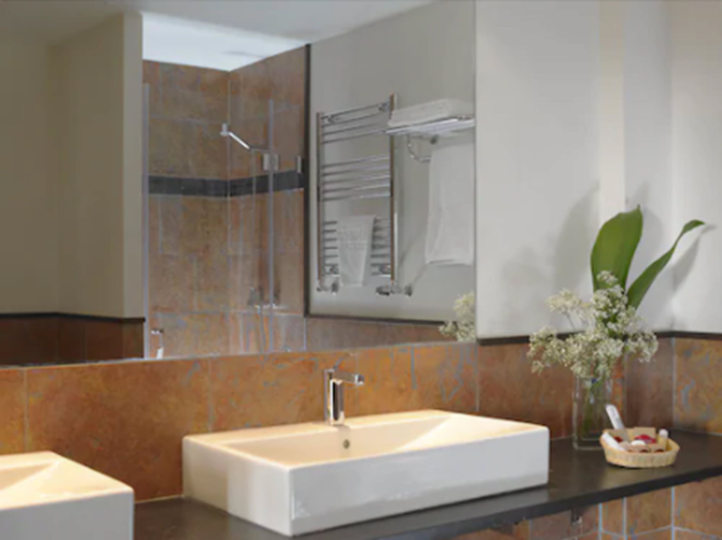 bathtub, deep-soaking bathtub, bidet, towels