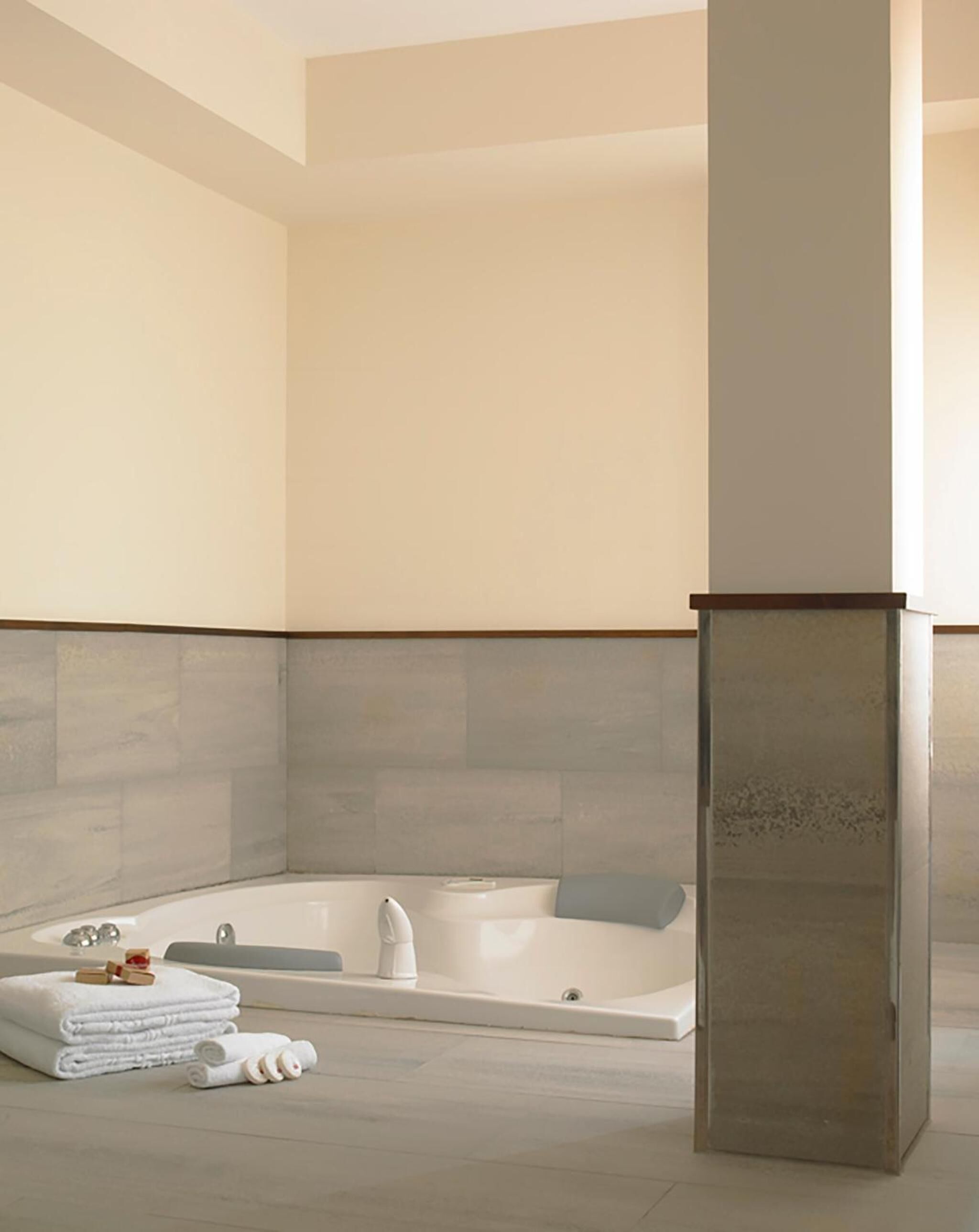 bathtub, deep-soaking bathtub, bidet, towels