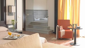 Minibar, Zimmersafe, Schreibtisch, laptopgeeigneter Arbeitsplatz