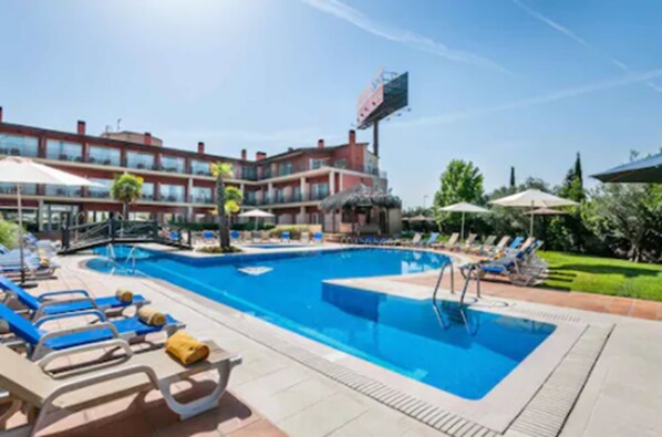 Seasonal outdoor pool