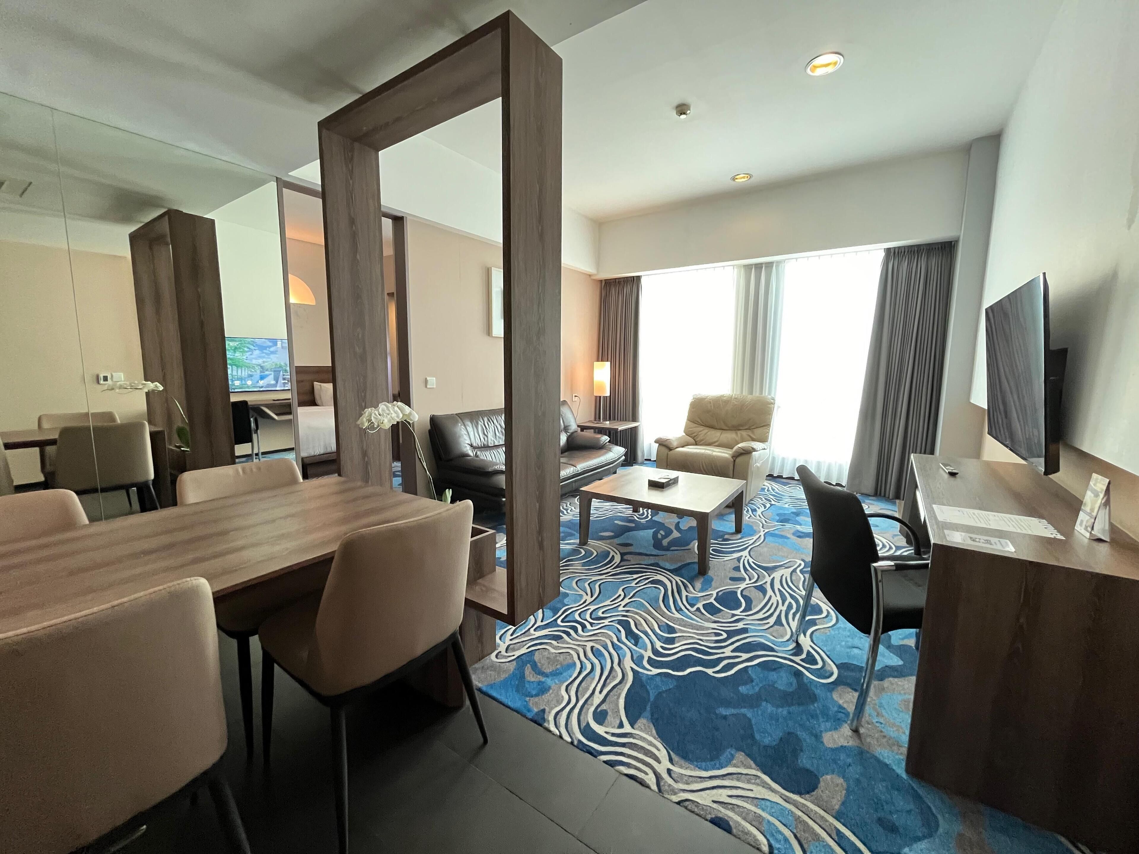 junior suite, 1 king bed | living area | 32-inch lcd tv with cable channels, tv