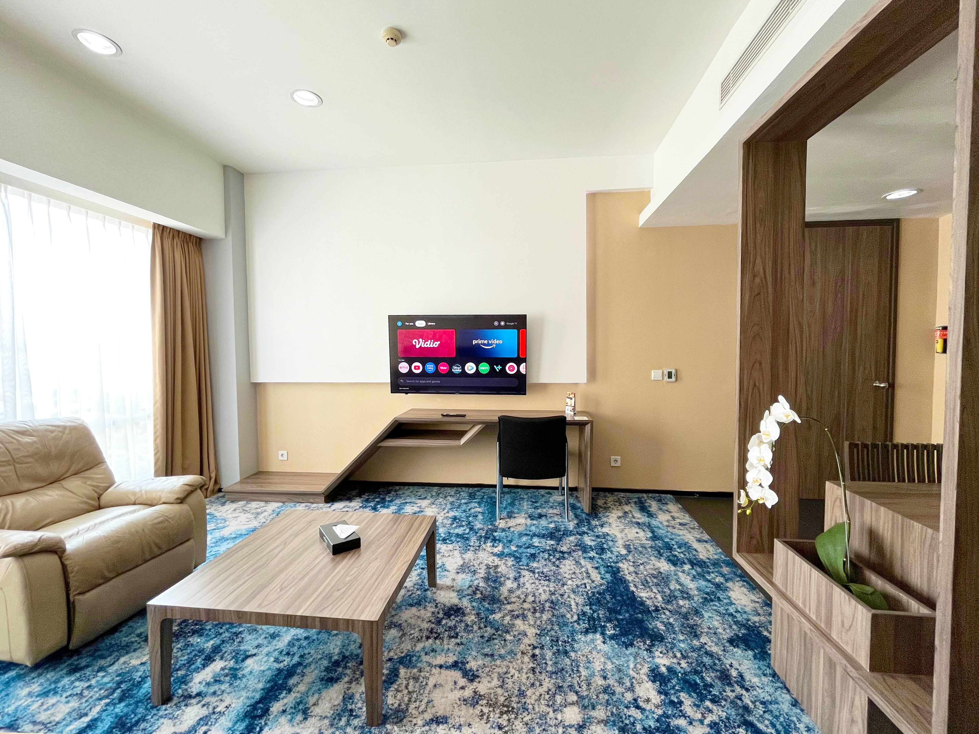 junior suite, 1 king bed | living area | 32-inch lcd tv with cable channels, tv