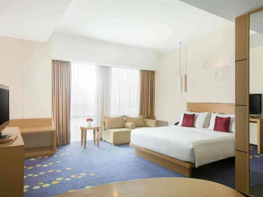 Executive Room, 1 King Bed | Free minibar items, in-room safe, desk, soundproofing