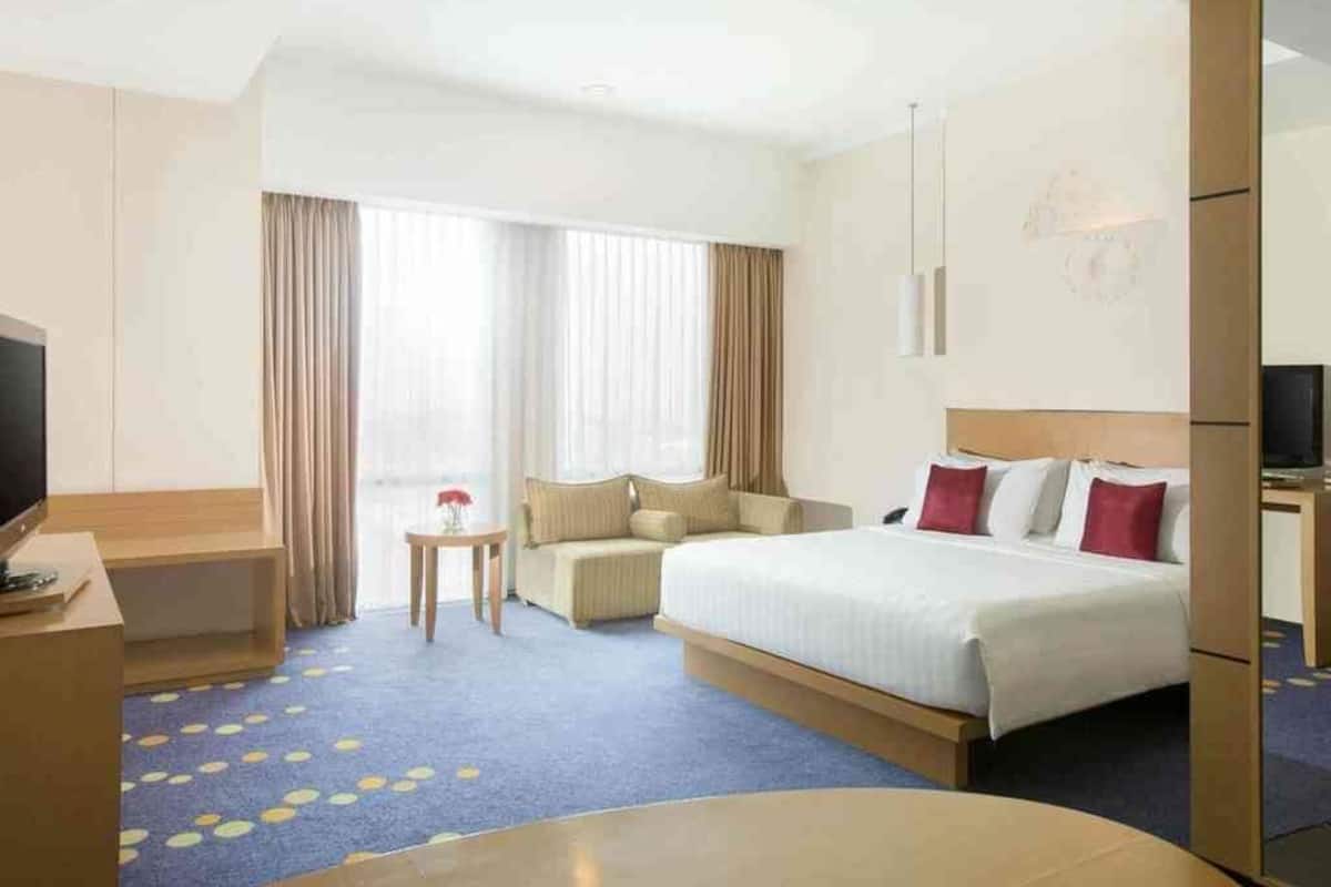 Executive Room, 1 King Bed | Free minibar items, in-room safe, desk, soundproofing