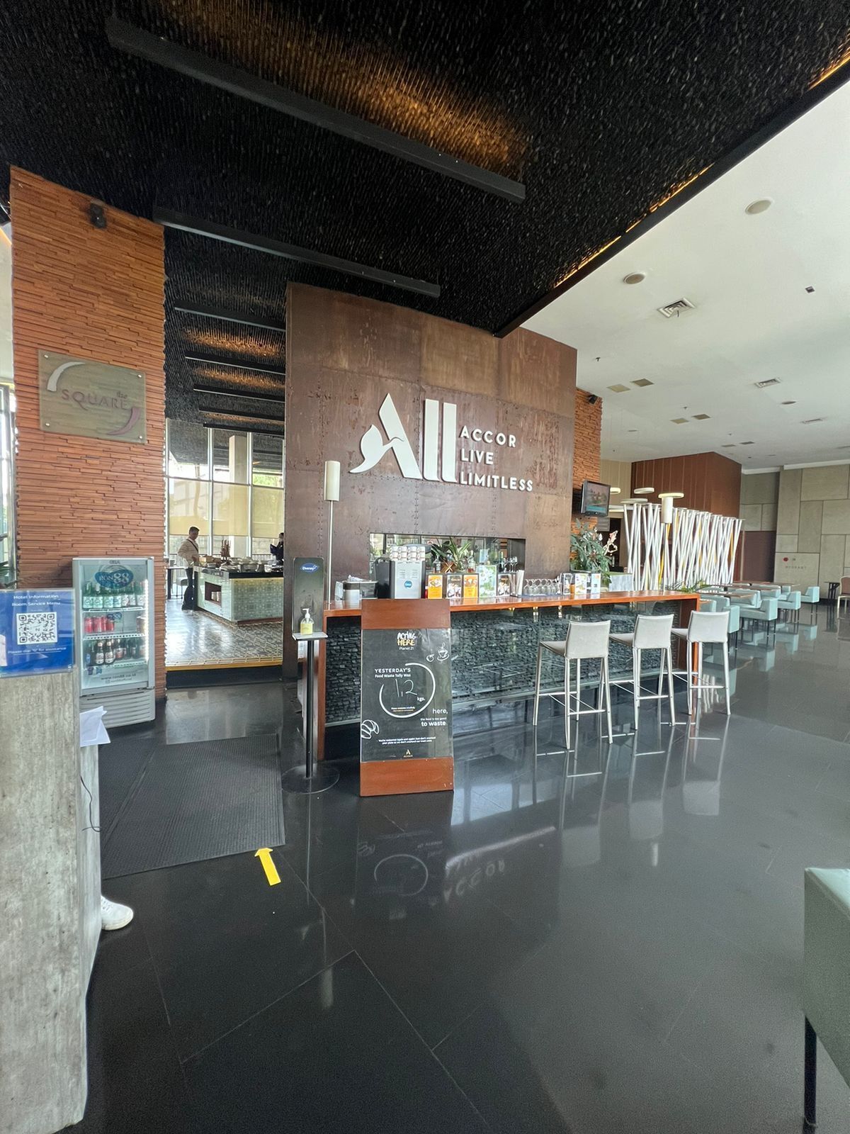 breakfast, lunch, dinner served; international cuisine