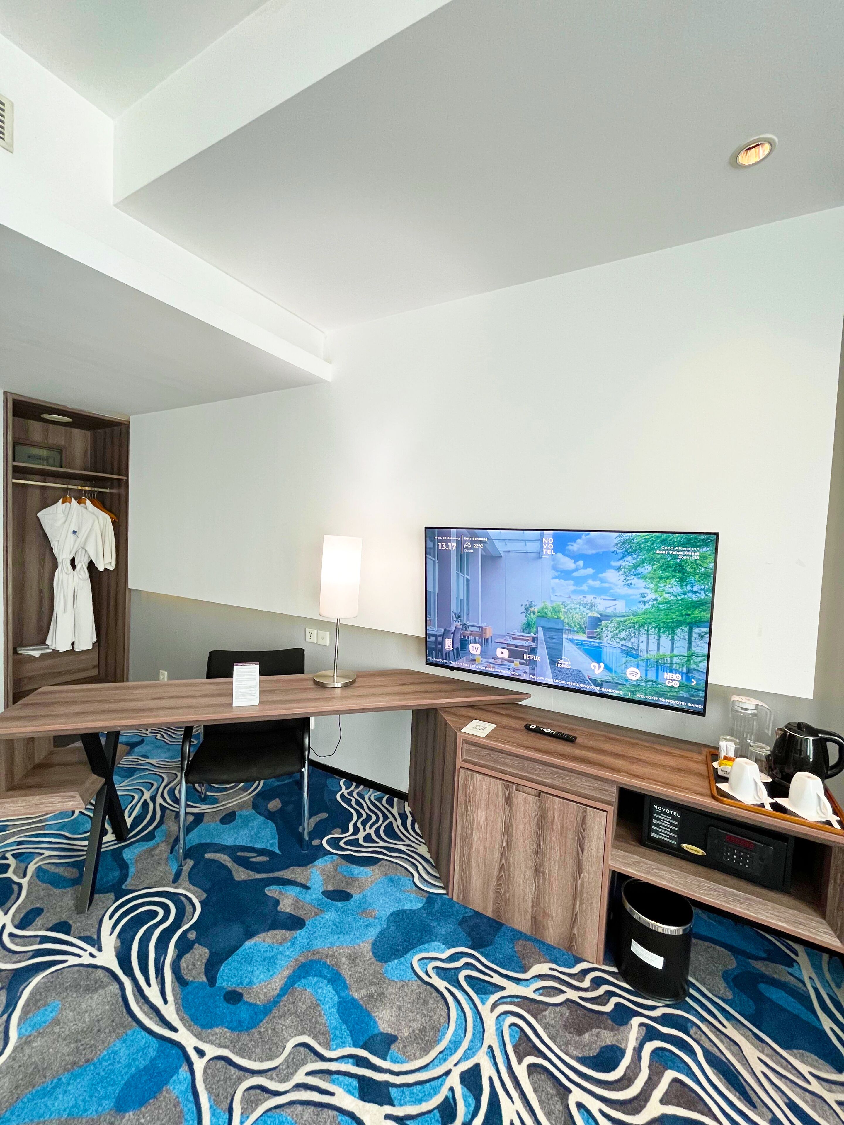 executive room, 1 king bed | living area | 32-inch lcd tv with cable channels, tv