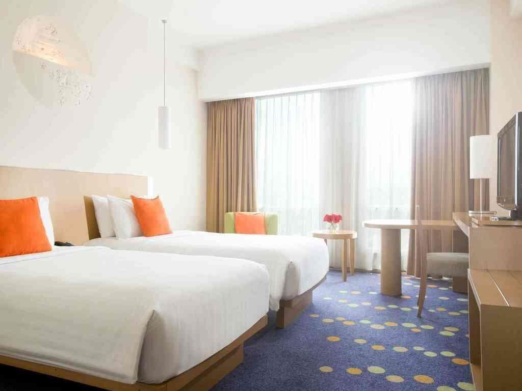 Premier-Zimmer, 2 Einzelbetten | Minibar (mit einigen kostenlosen Artikeln), Zimmersafe, Schreibtisch