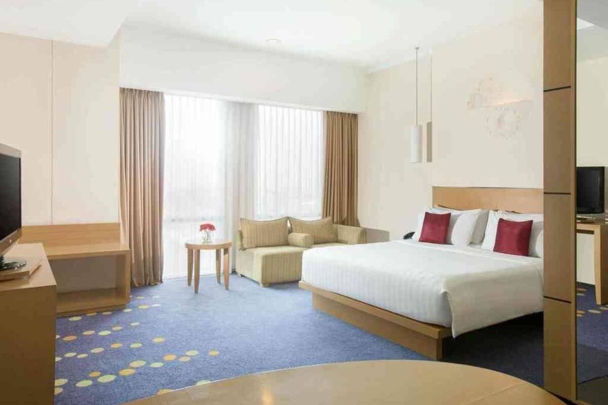 Executive Room, 1 King Bed | Minibar (some free items), in-room safe, desk, soundproofing