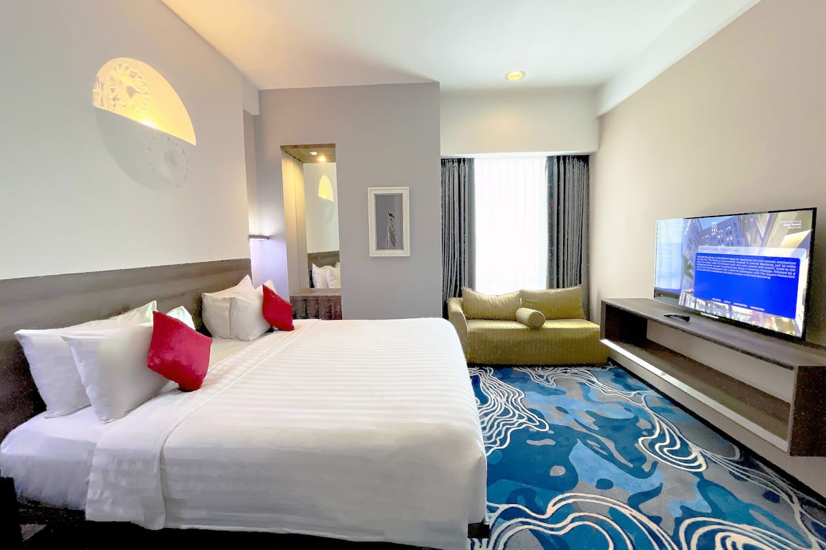junior suite, 1 king bed | 1 bedroom, free minibar items, in-room safe, desk