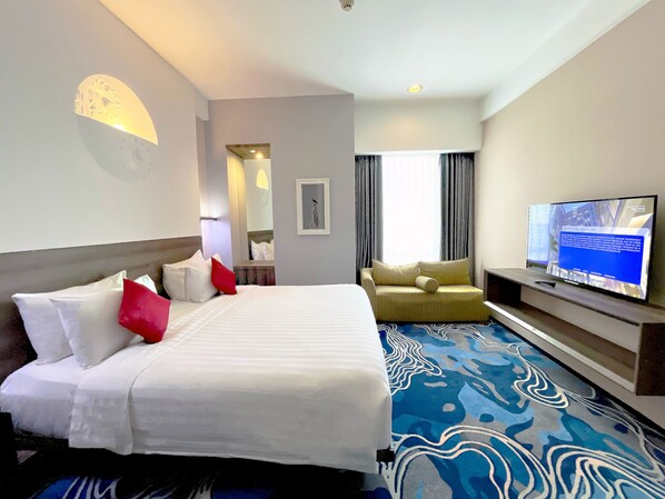 Junior-sviitti, 1 suuri parisänky | Minibaari (osa tuotteista ilmaisia), tallelokero huoneessa, työpöytä