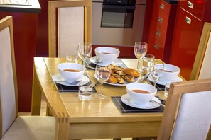 Appartement, 1 chambre | Repas dans la chambre
