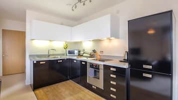 Refrigerador con congelador, microondas, horno y parrilla de estufa