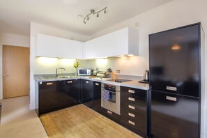 Full-size fridge, microwave, oven, stovetop - The PostBox by BridgeStreet (Birmingham)