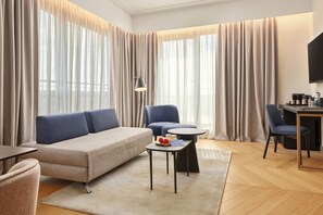 行政套房 | 客廳 | 82 厘米LCD 電視連衛星電視頻道、電視、收費電影