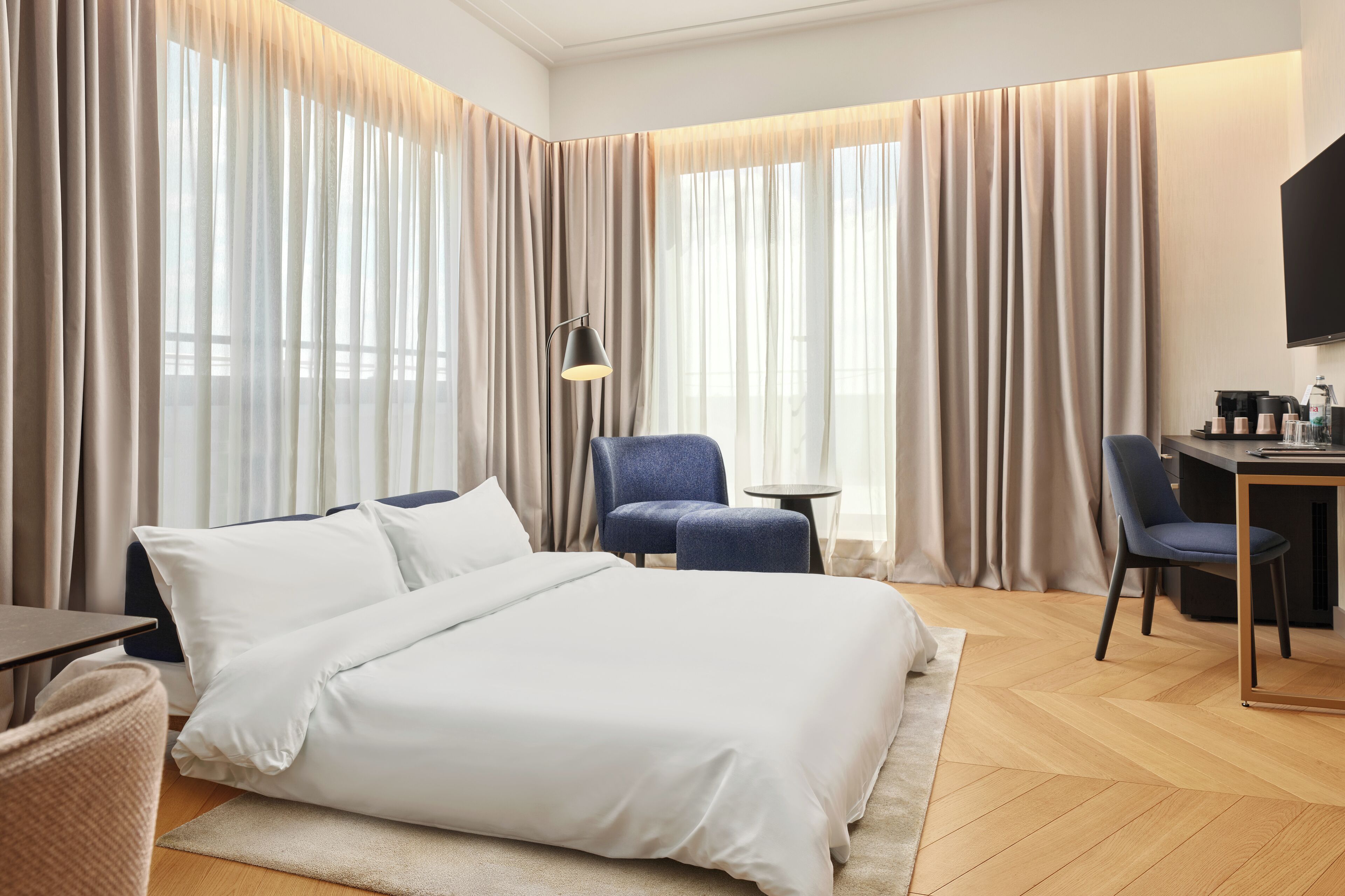 Executive Suite | Living area | 82-cm LCD TV with satellite channels, TV, pay films