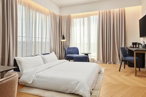 Televisión LCD 82 cm con canales de televisión vía satélite, televisión