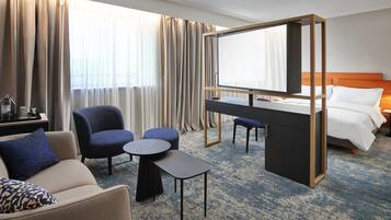 Deluxe room with sofa bed | Wohnbereich | 82-cm-LCD-Fernseher mit Satellitenempfang, Fernseher, Pay-TV