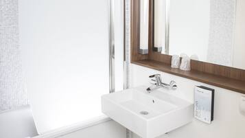 Junior-Zimmer, 2 Einzelbetten | Badezimmer | Duschwanne, umweltfreundliche Kosmetikartikel, Haartrockner, Handtücher