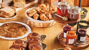 Tägliches Frühstücksbuffet (13.9 EUR pro Person)