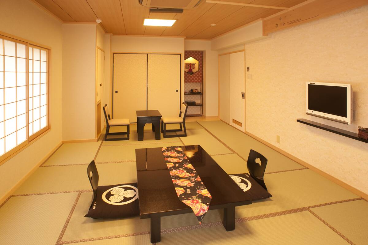 羽絨被、房內夾萬、書桌、熨斗/熨衫板