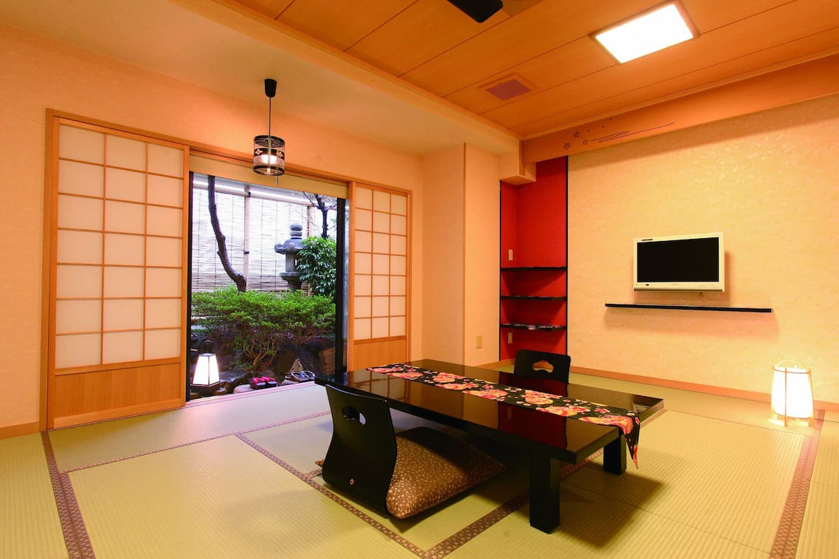 傳統雙床房, 花園景 | 羽絨被、房內夾萬、書桌、熨斗/熨衫板