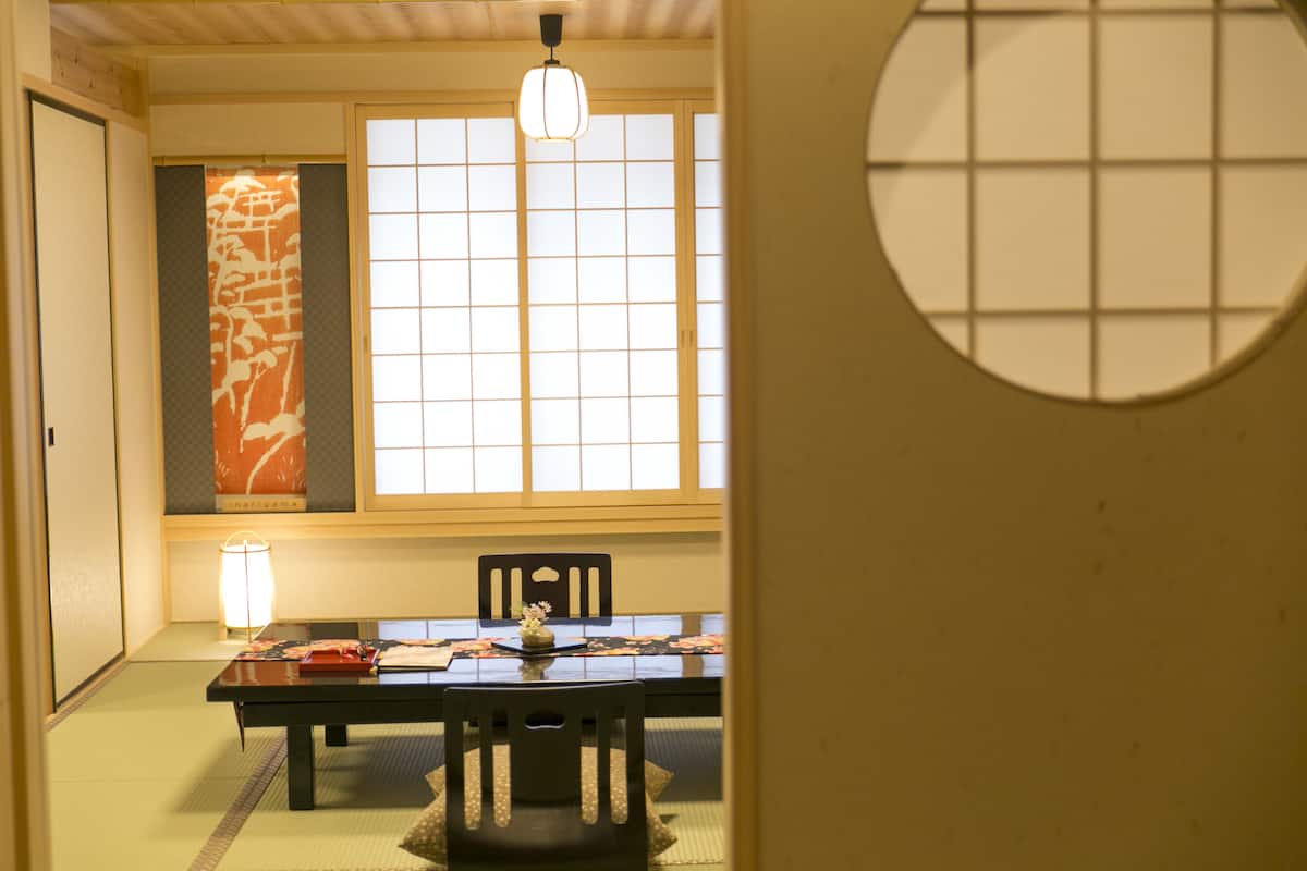 套房 | 羽絨被、房內夾萬、書桌、熨斗/熨衫板