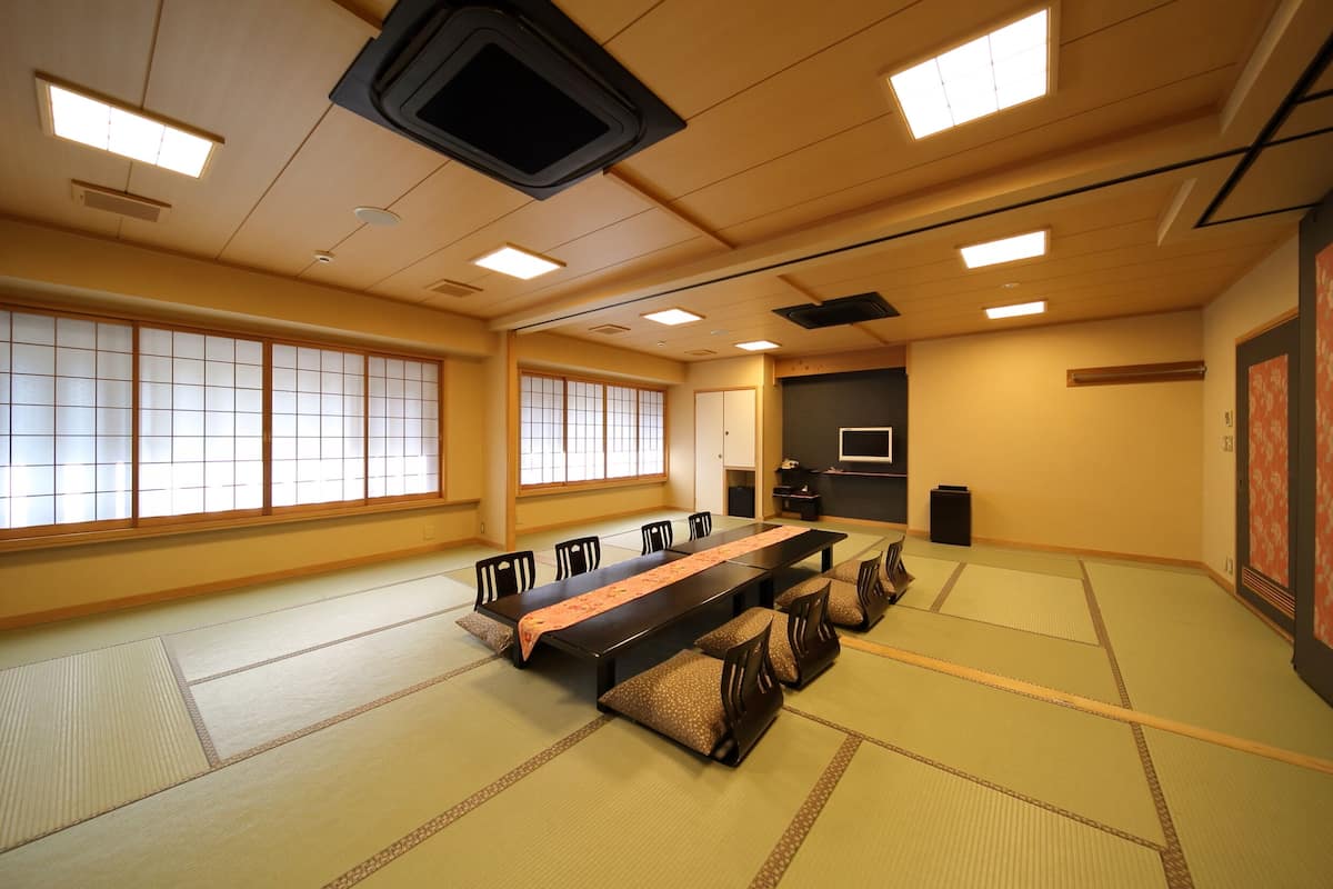 家庭客房, 共用浴室 | 羽絨被、房內夾萬、書桌、熨斗/熨衫板