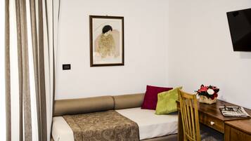 Minibar, una cassaforte in camera, una scrivania, ferro/asse da stiro