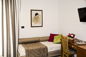 Een minibar, een kluis op de kamer, een bureau