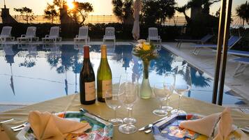 Cucina mediterranea, con vista sulla piscina