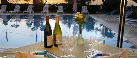 Mediterrane gerechten, uitzicht op het zwembad